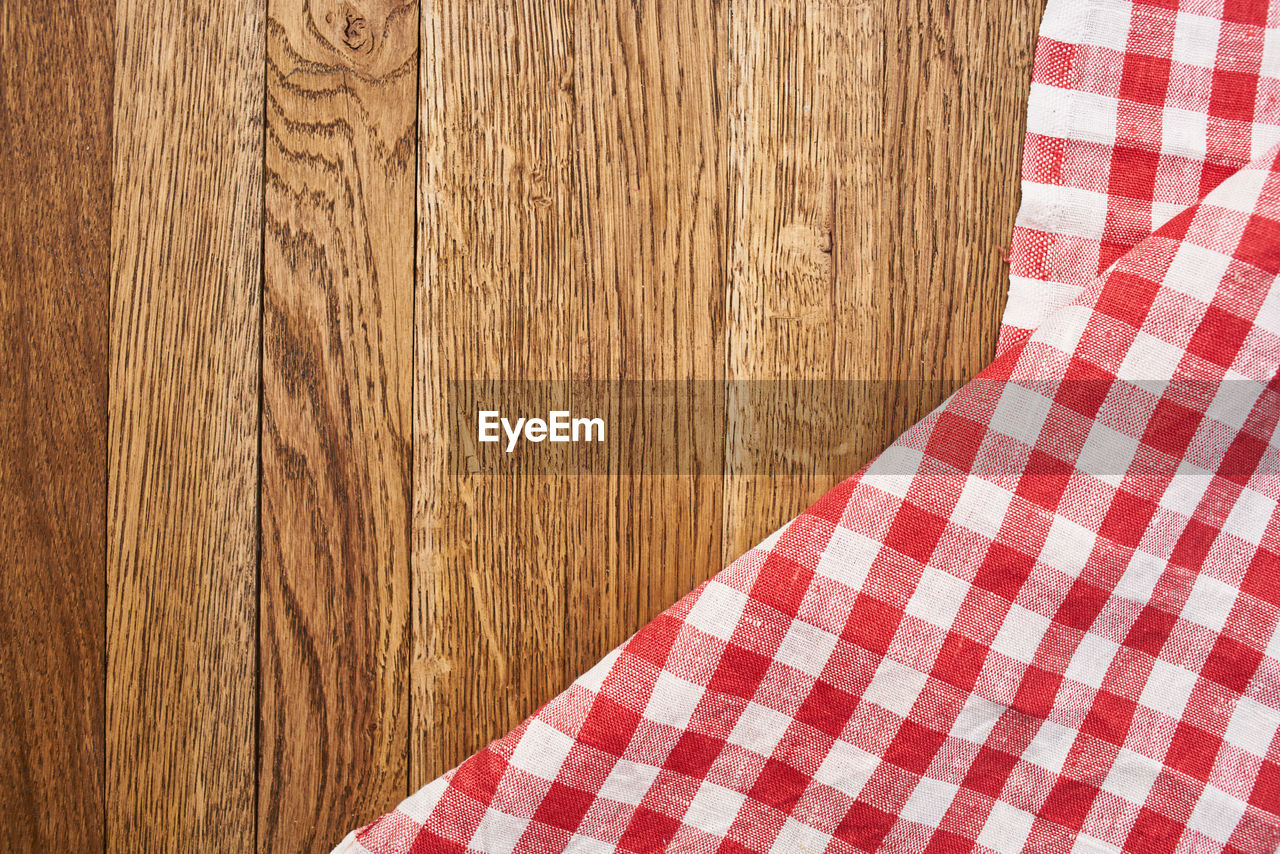 HIGH ANGLE VIEW OF WOODEN TABLE ON FLOOR