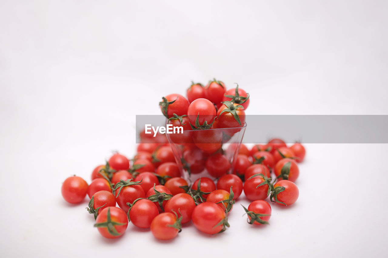 CLOSE-UP OF CHERRIES IN PLATE