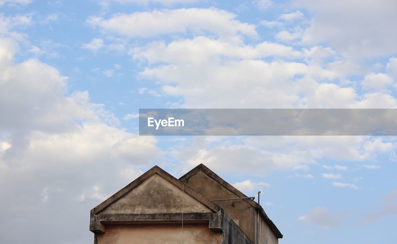 LOW ANGLE VIEW OF HOUSE AGAINST SKY