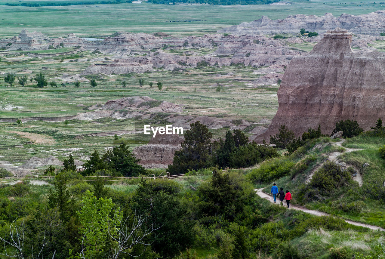 HIGH ANGLE VIEW OF TOURISTS ON CLIFF