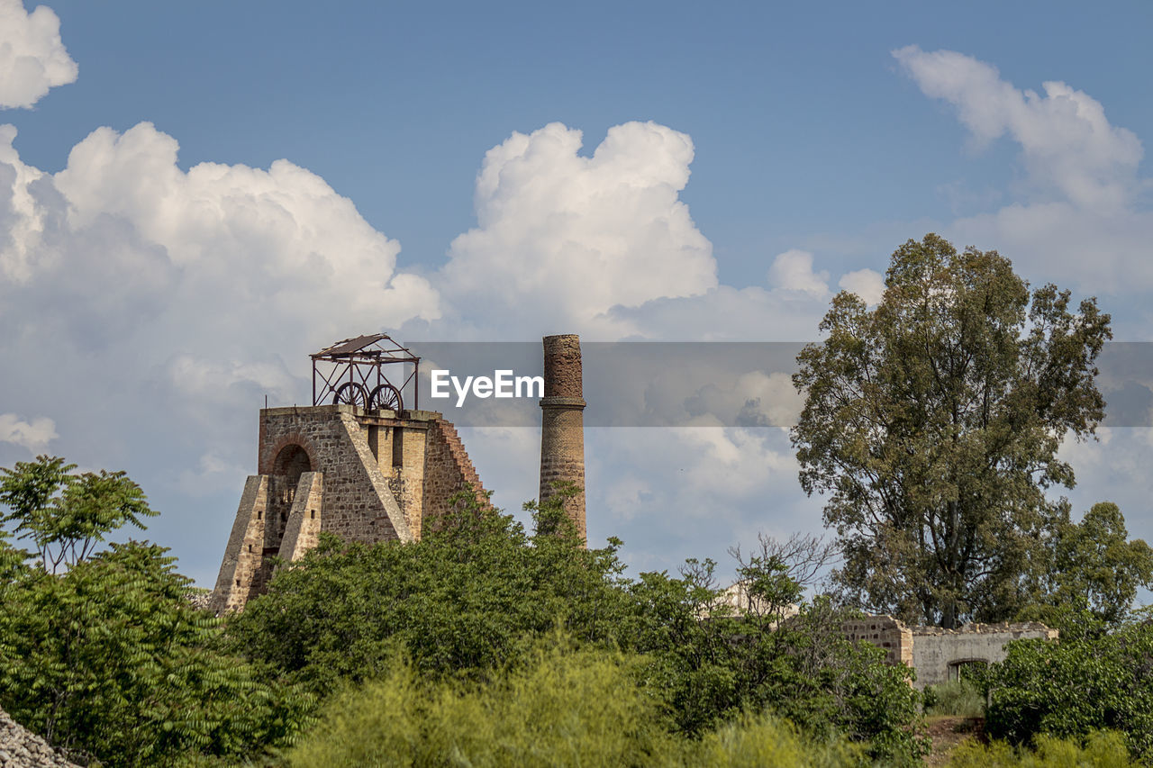 LOW ANGLE VIEW OF OLD CASTLE AGAINST SKY