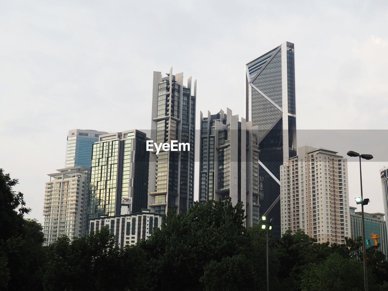 LOW ANGLE VIEW OF BUILDINGS AGAINST SKY IN CITY