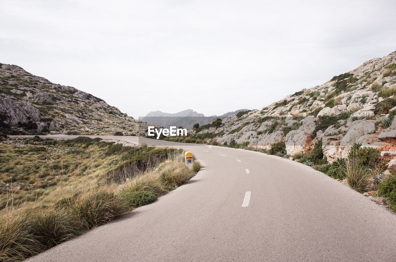 ROAD BY MOUNTAIN AGAINST SKY