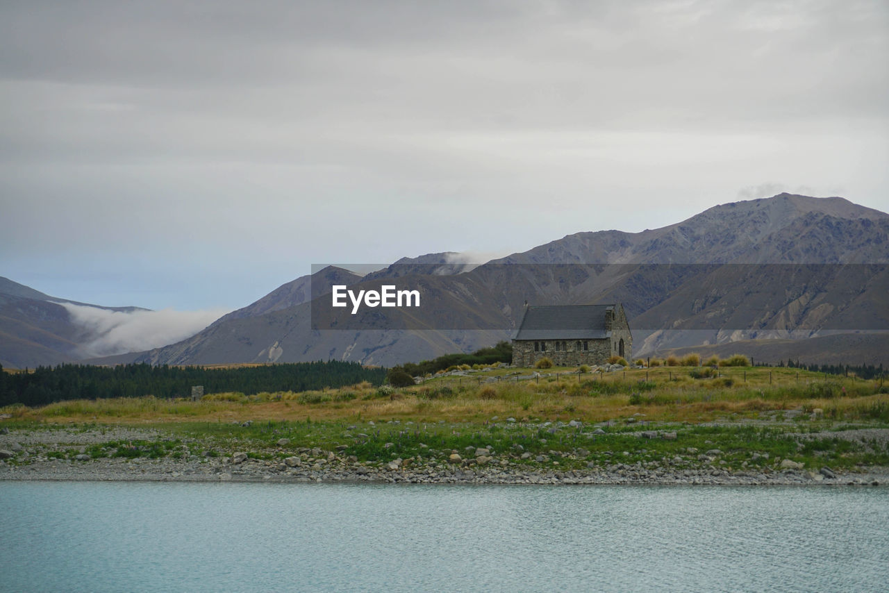 SCENIC VIEW OF LAKE AGAINST MOUNTAINS