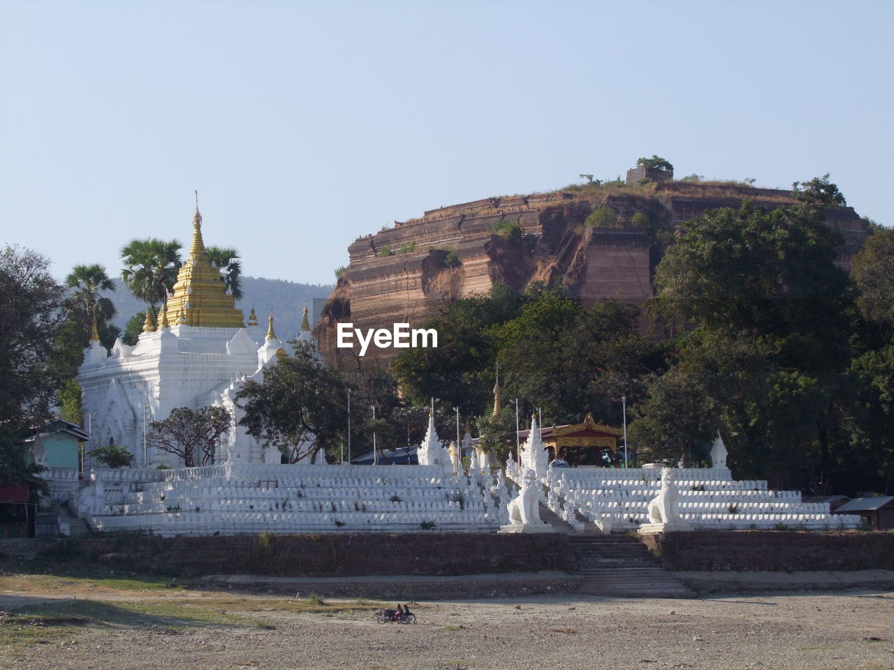 STATUE BY FOUNTAIN AGAINST SKY