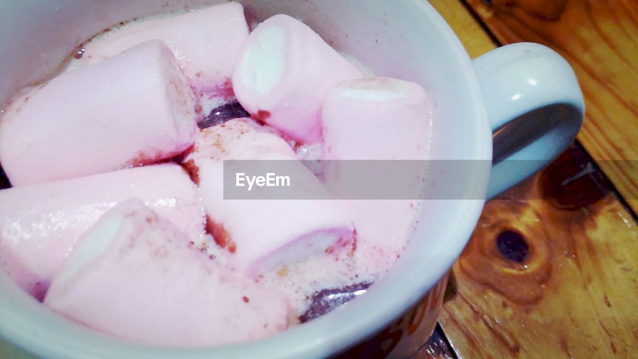 CLOSE-UP OF ICE CREAM ON PLATE