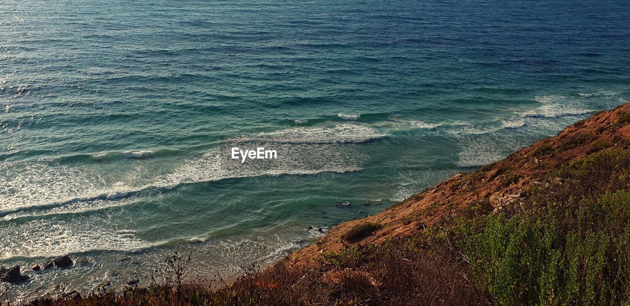 HIGH ANGLE VIEW OF SEA WAVES