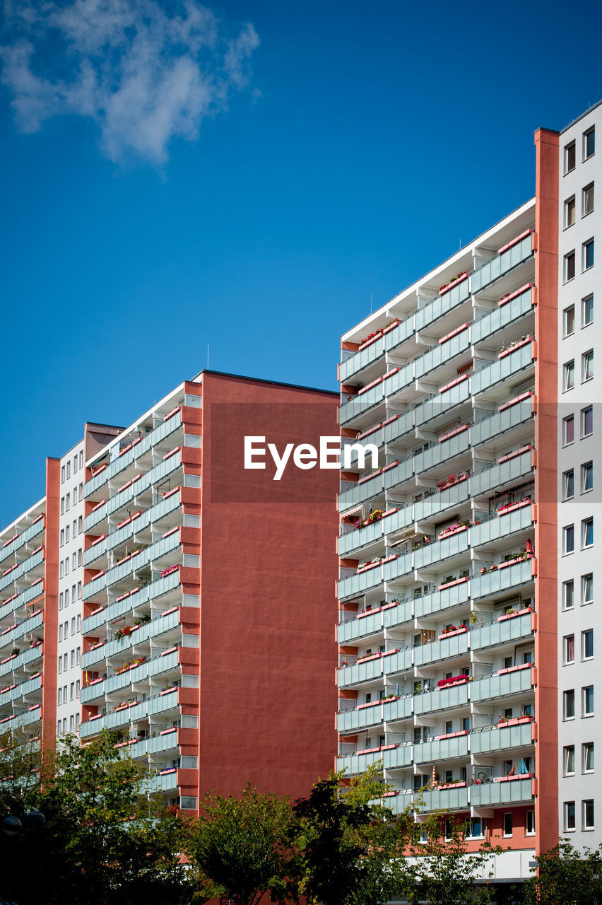 LOW ANGLE VIEW OF MODERN BUILDINGS AGAINST BLUE SKY