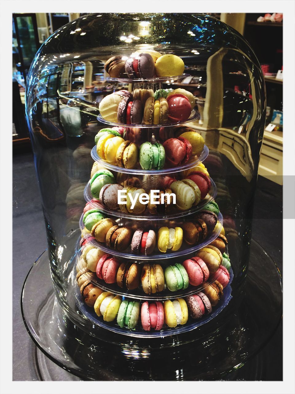 CLOSE-UP OF SWEET FOOD ON TABLE