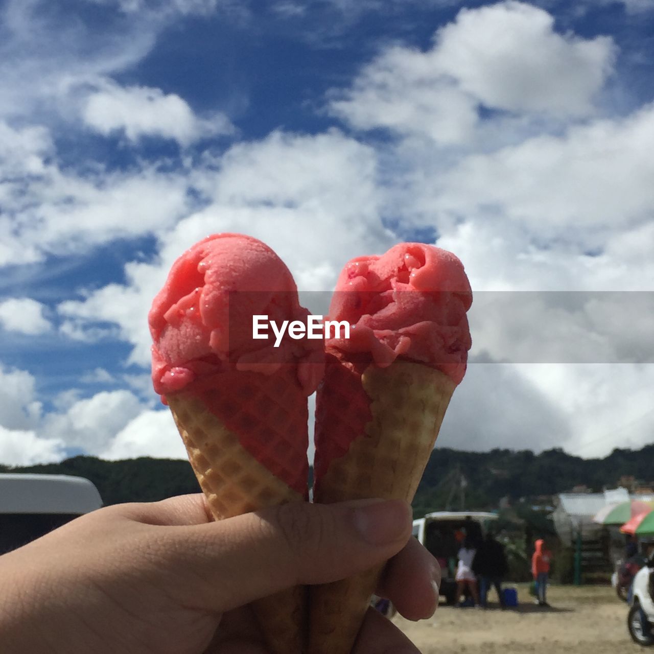 CROPPED IMAGE OF HAND HOLDING ICE CREAM CONE