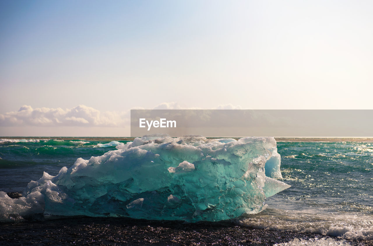 AERIAL VIEW OF SEA AND ROCKS AGAINST SKY