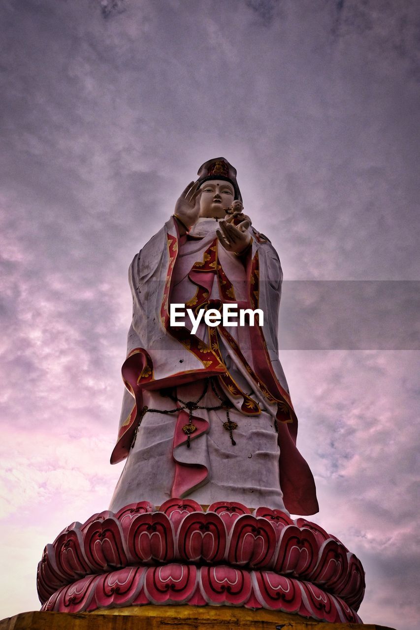 LOW ANGLE VIEW OF SCULPTURE AGAINST SKY