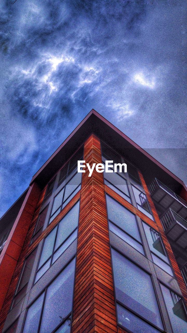 LOW ANGLE VIEW OF MODERN BUILDING AGAINST CLOUDY SKY