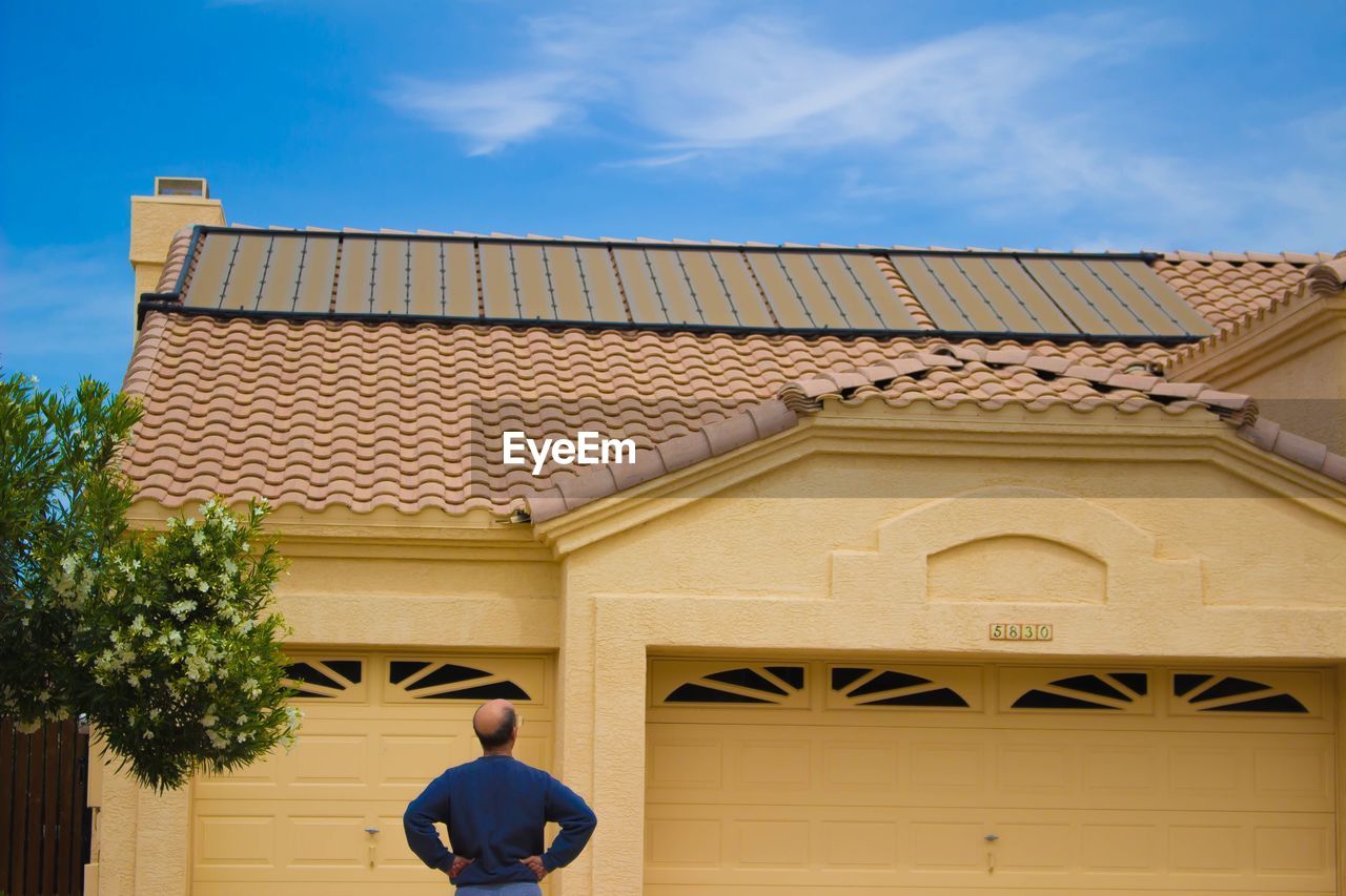 LOW ANGLE VIEW OF BUILDINGS AGAINST SKY