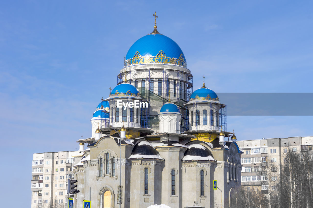 LOW ANGLE VIEW OF BUILDINGS IN CITY AGAINST SKY