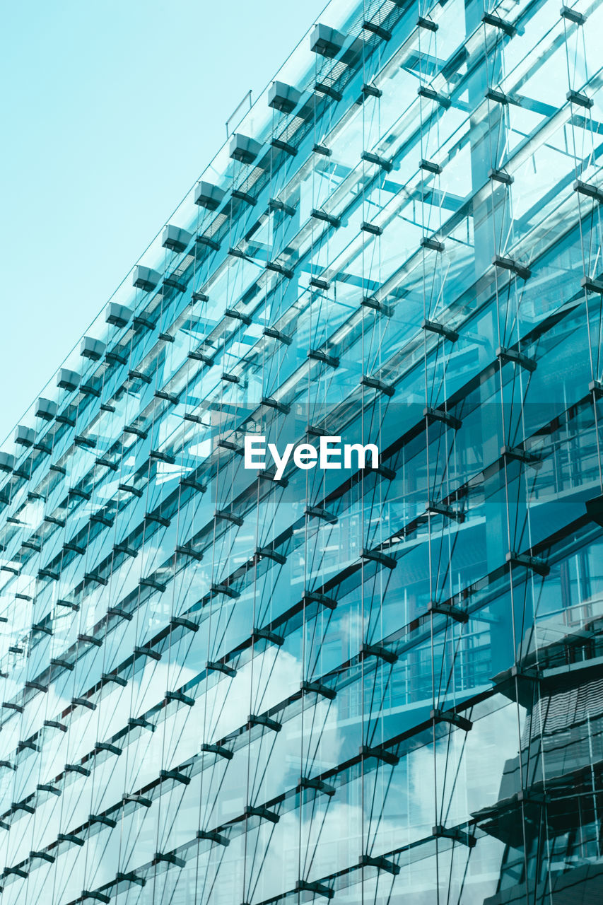 LOW ANGLE VIEW OF MODERN BUILDINGS AGAINST CLEAR SKY