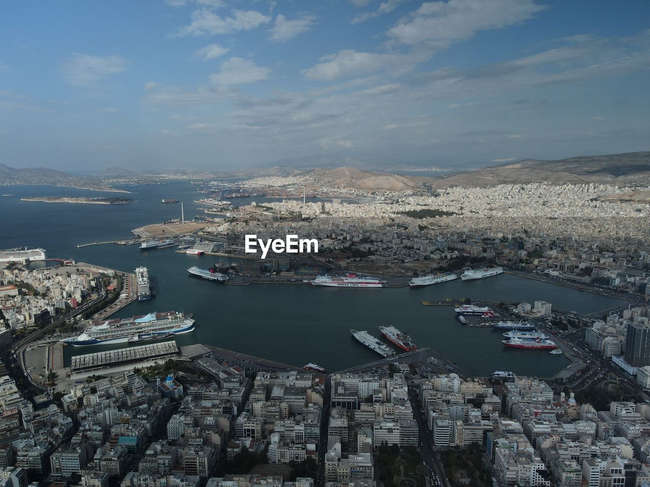 HIGH ANGLE VIEW OF TOWNSCAPE BY SEA