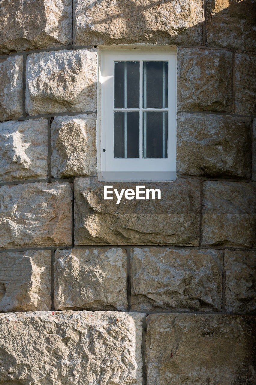 FULL FRAME SHOT OF STONE WALL WITH WINDOWS