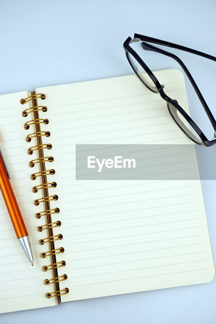 HIGH ANGLE VIEW OF PEN ON TABLE AGAINST GRAY BACKGROUND