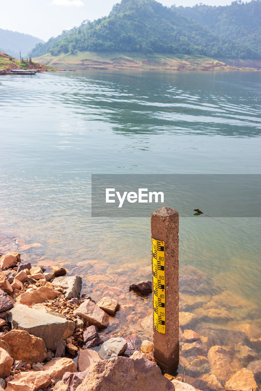 SCENIC VIEW OF SEA AGAINST MOUNTAIN