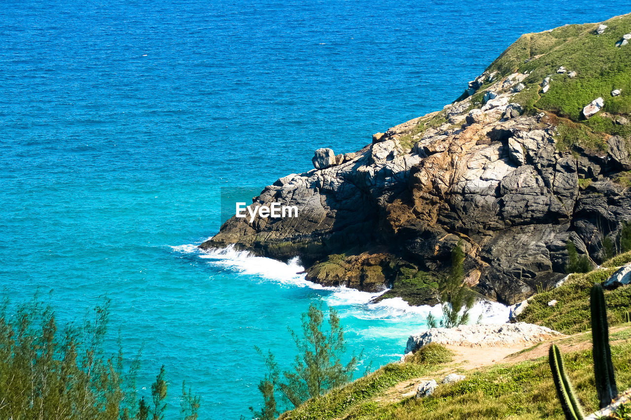 SCENIC VIEW OF SEA BY CLIFF