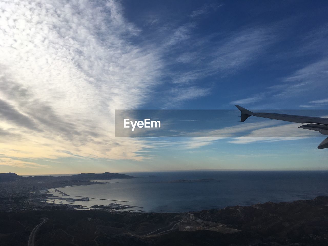 SCENIC VIEW OF SEA AND MOUNTAINS AGAINST SKY