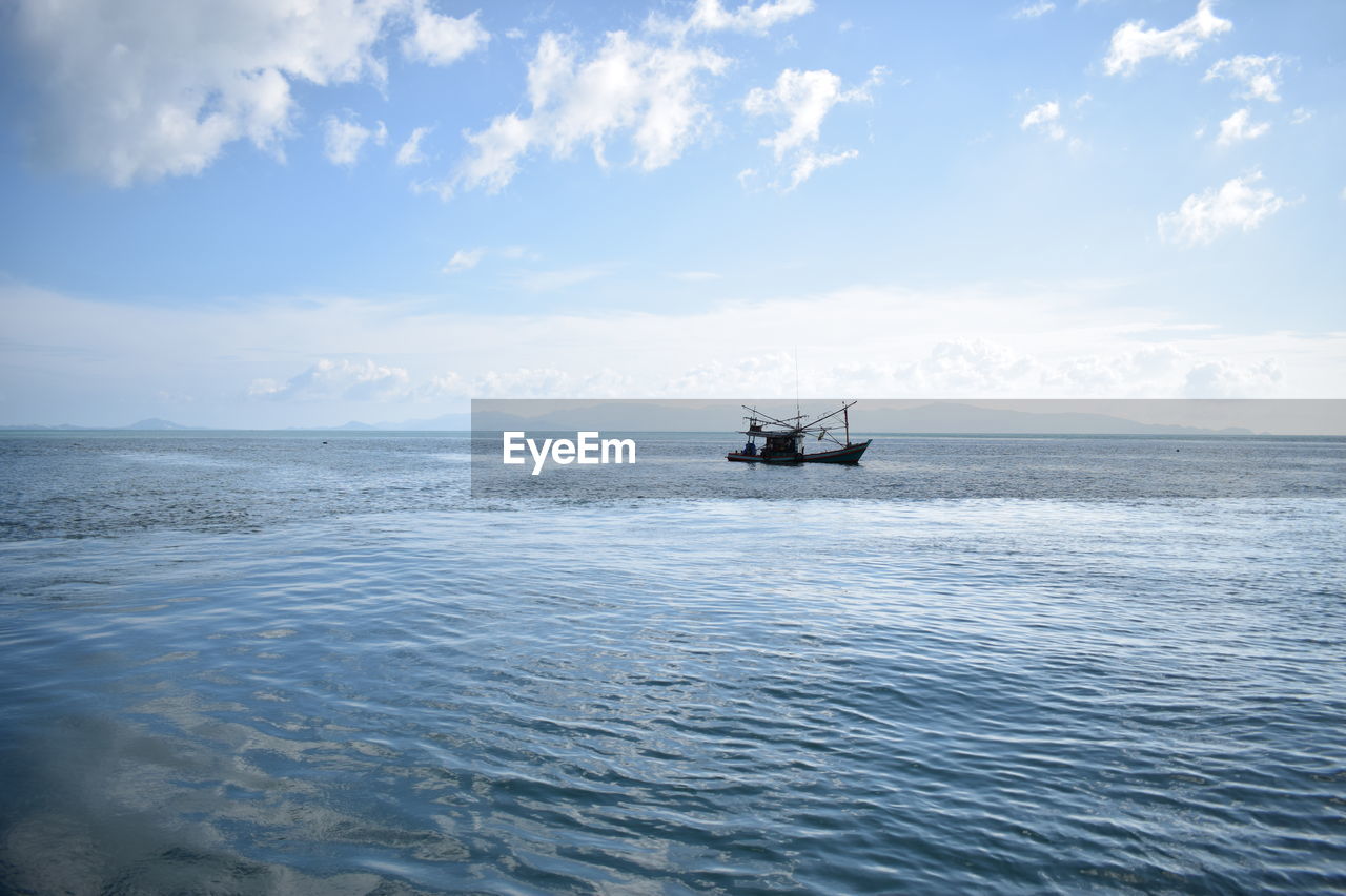 SCENIC VIEW OF BOAT IN SEA AGAINST SKY