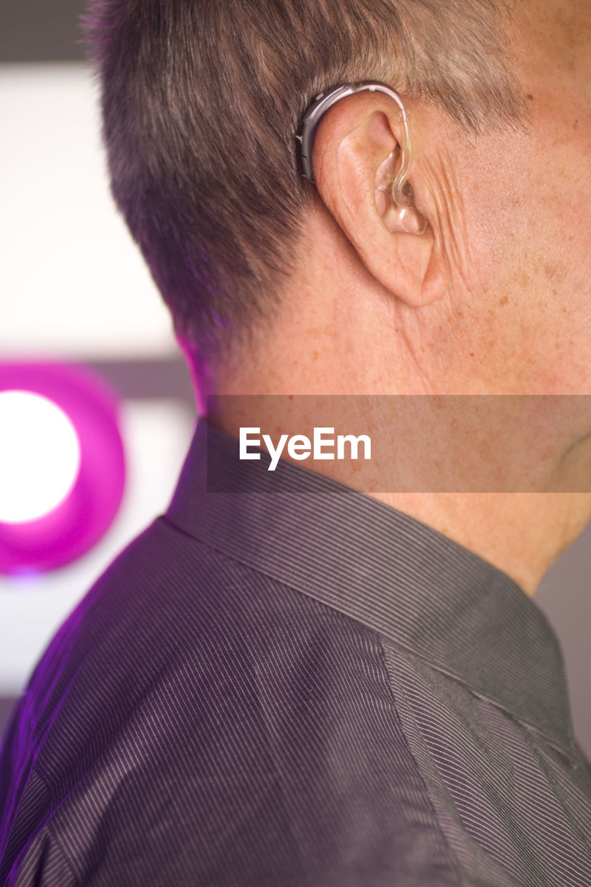 CLOSE-UP PORTRAIT OF A MAN WITH EYEGLASSES