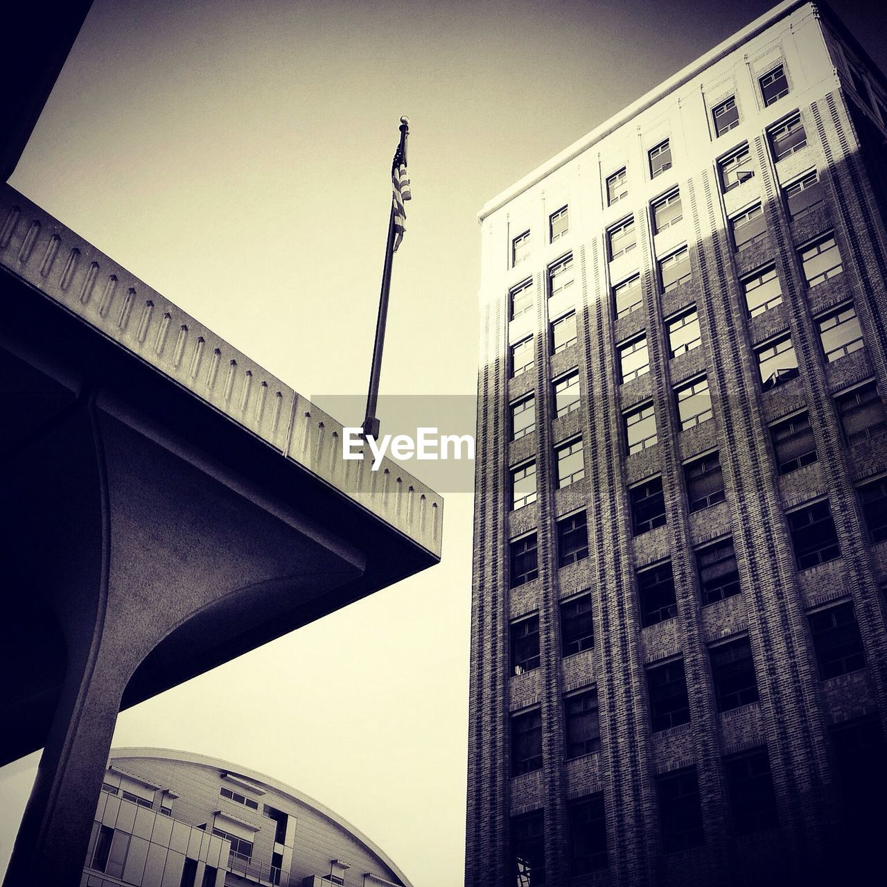 LOW ANGLE VIEW OF BUILDINGS AGAINST SKY