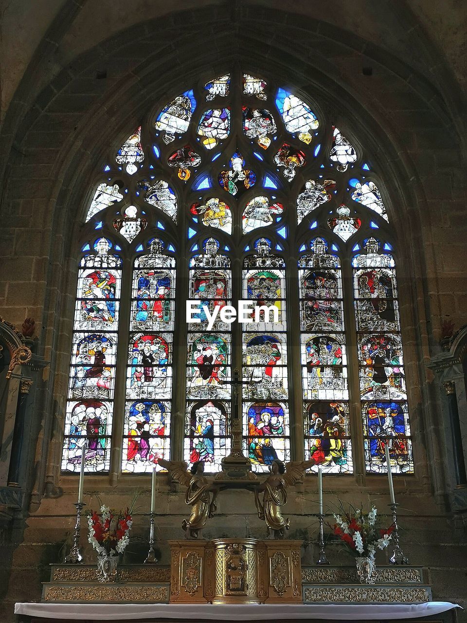 LOW ANGLE VIEW OF STAINED GLASS WINDOW IN BUILDING