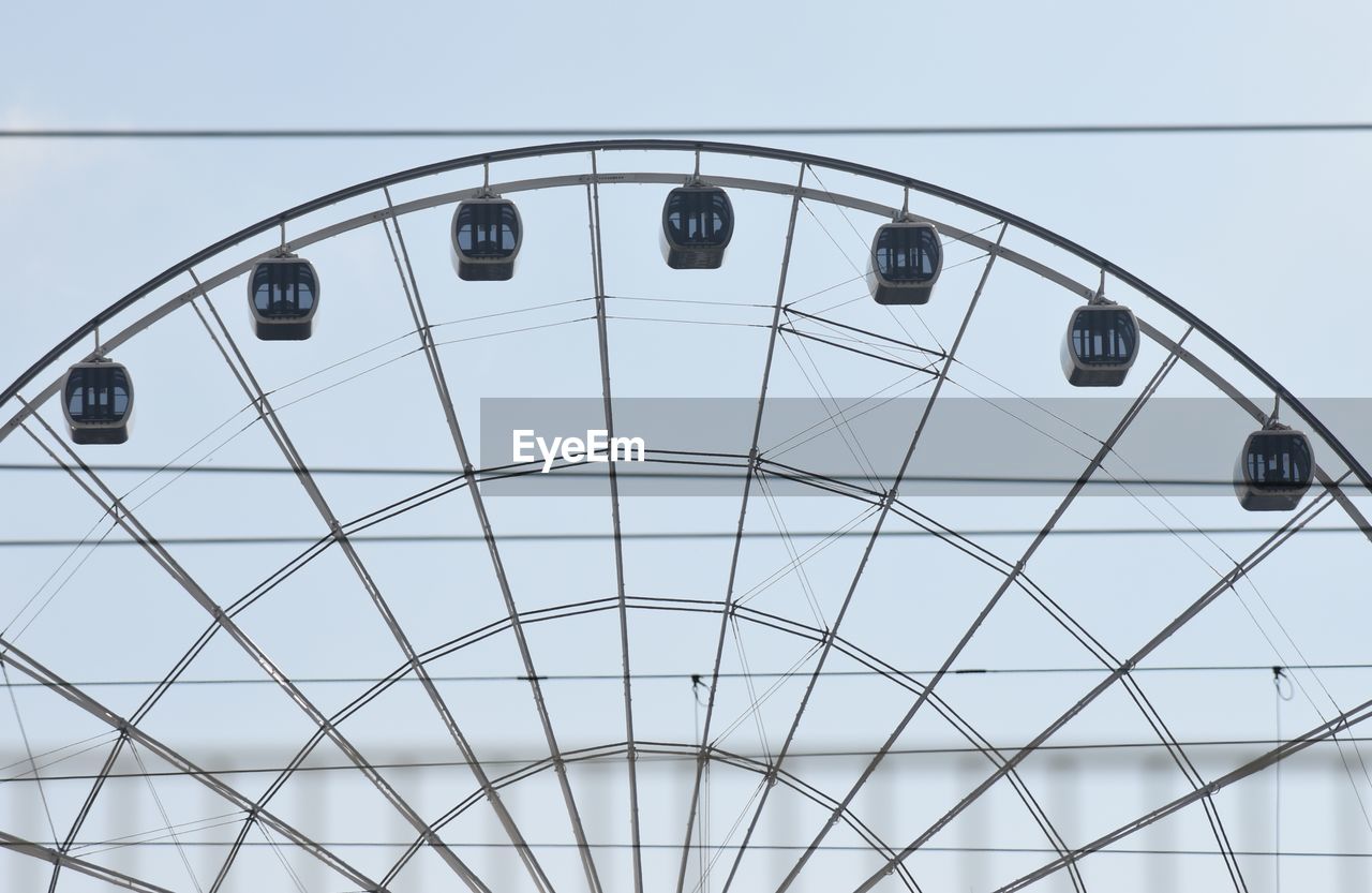 LOW ANGLE VIEW OF FERRIS WHEEL AGAINST CLEAR SKY