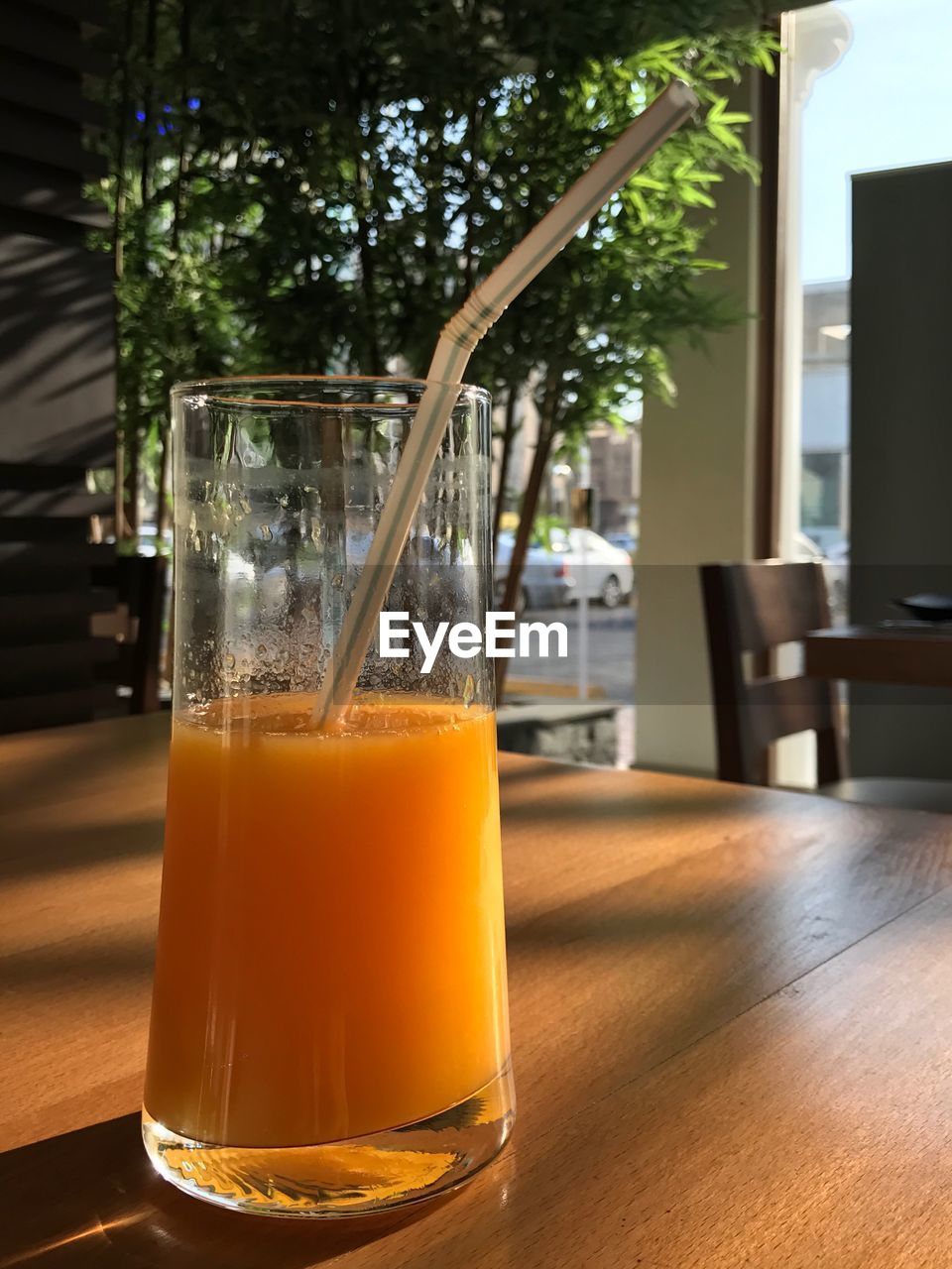 CLOSE-UP OF GLASS OF JUICE ON TABLE