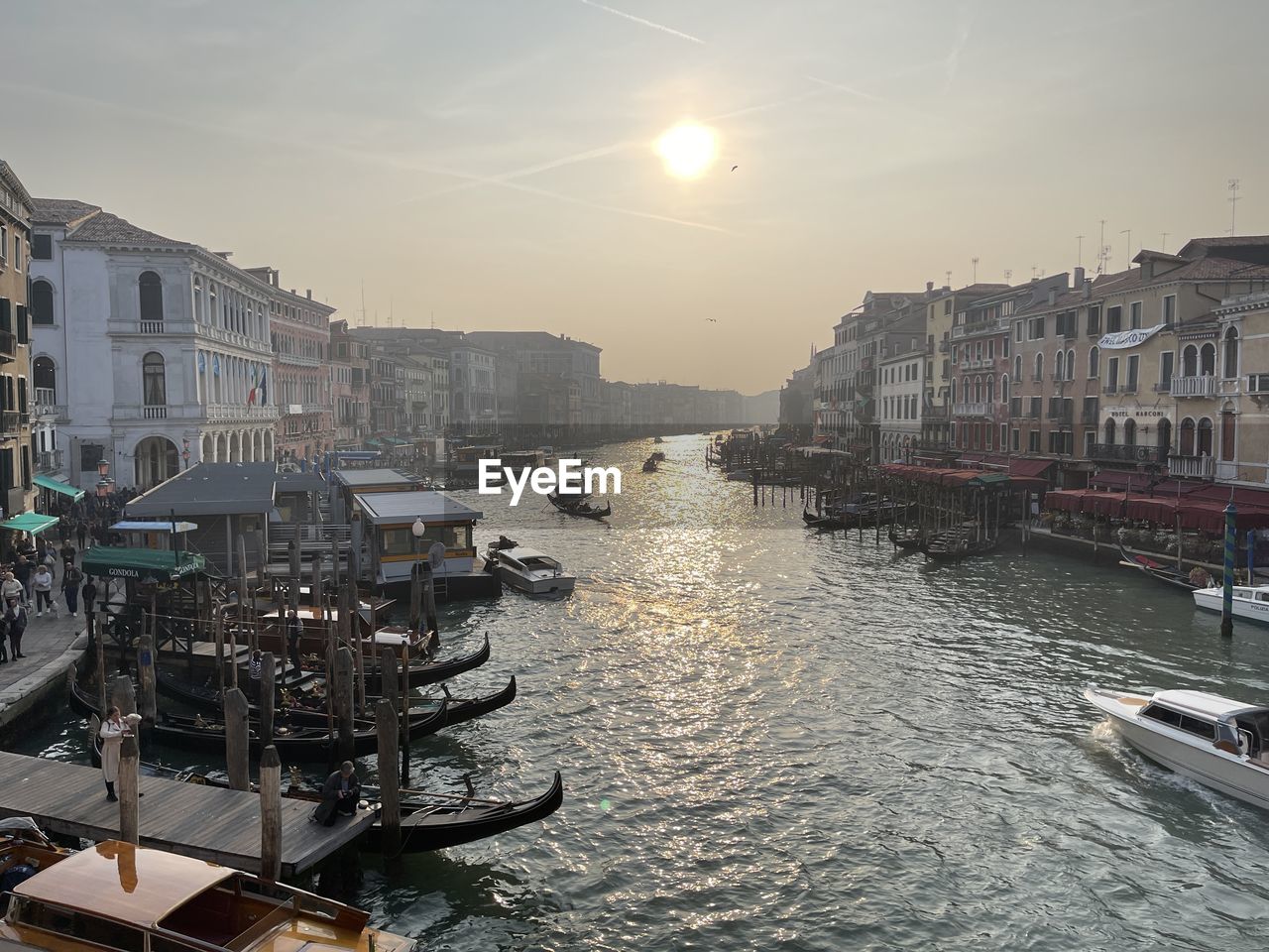 CANAL AMIDST BUILDINGS AGAINST SKY IN CITY