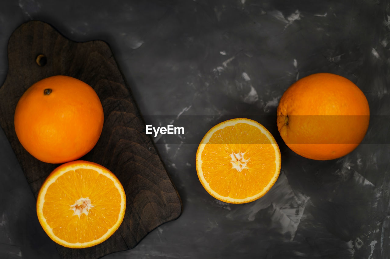 HIGH ANGLE VIEW OF ORANGE FRUITS IN PLATE