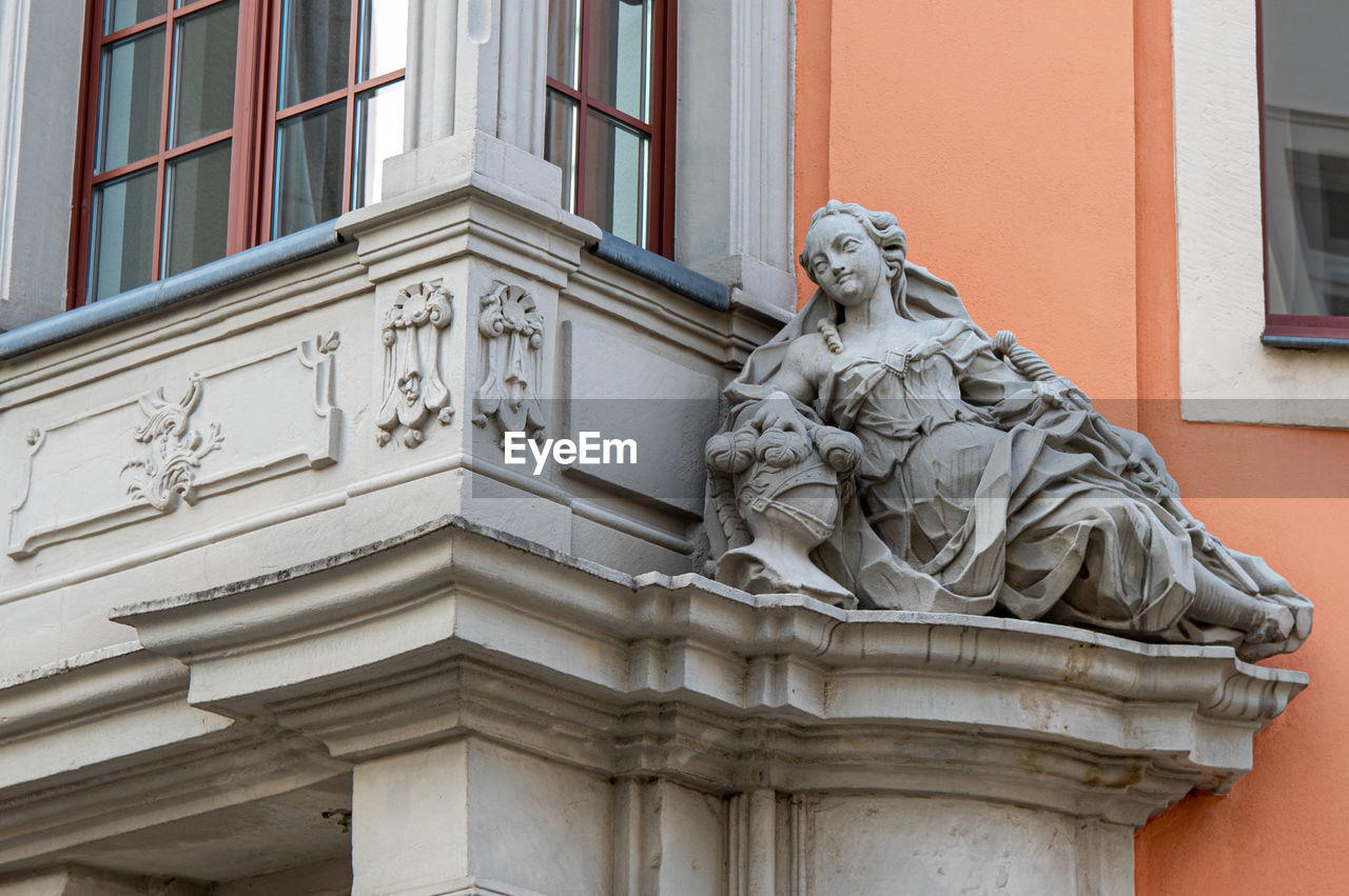 LOW ANGLE VIEW OF STATUE ON HISTORIC BUILDING