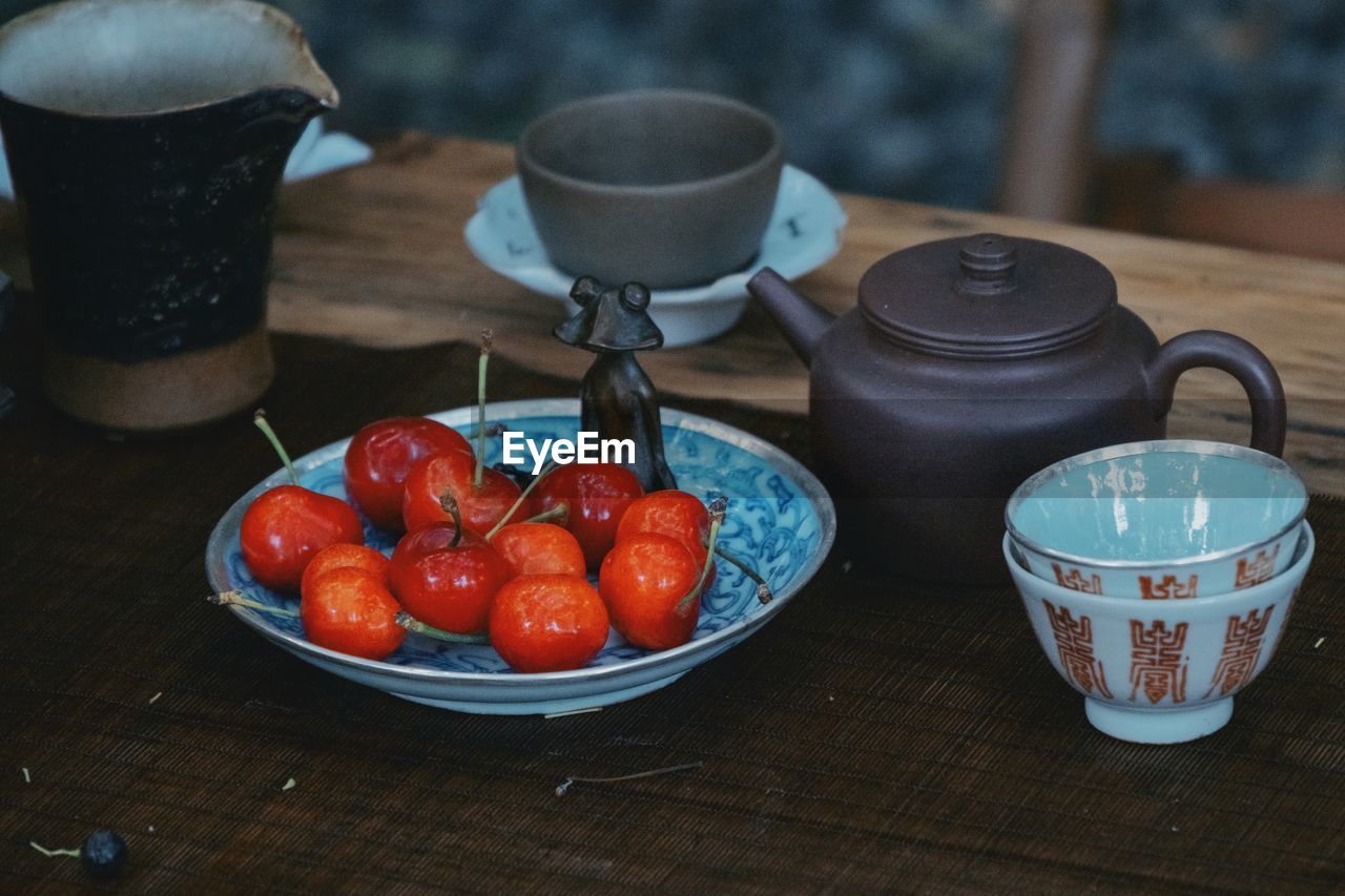 CLOSE-UP OF STRAWBERRIES IN BOWL