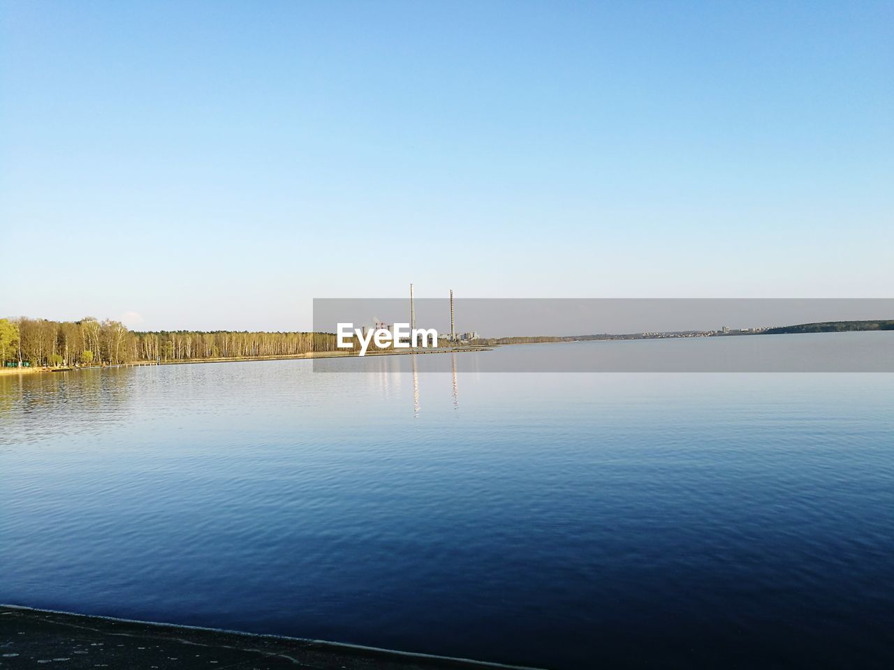 SAILBOAT IN LAKE AGAINST CLEAR BLUE SKY