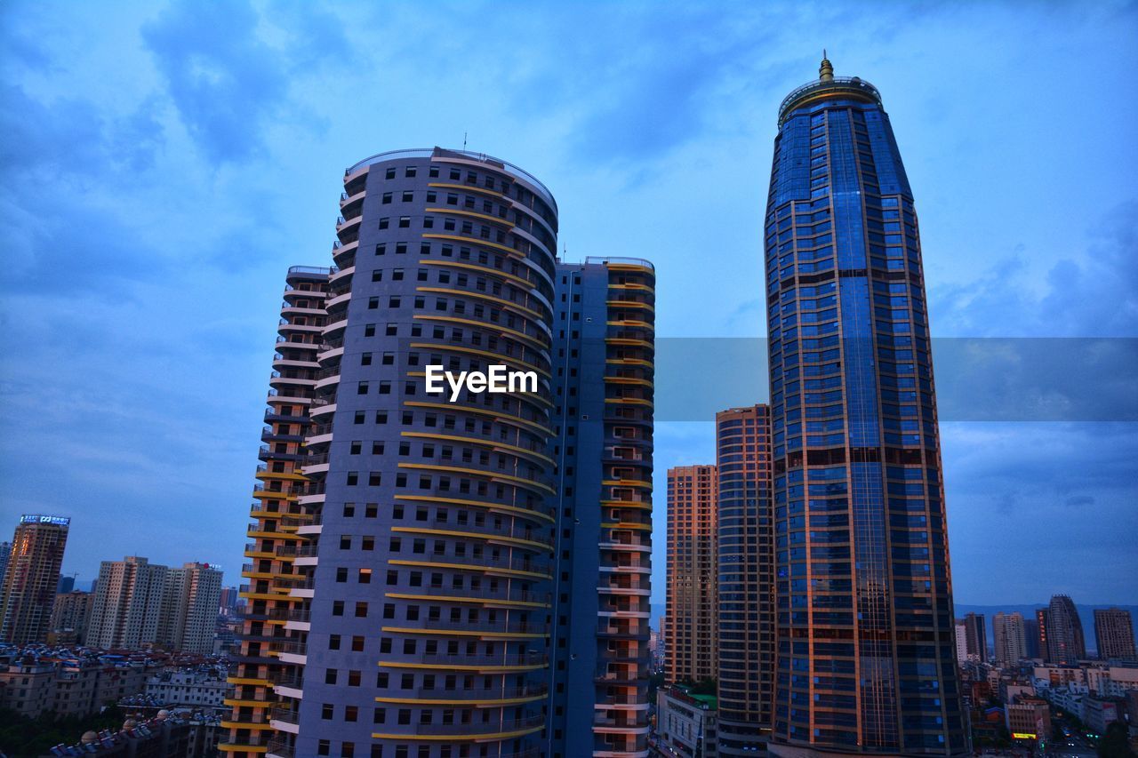 LOW ANGLE VIEW OF BUILDINGS IN CITY AGAINST SKY