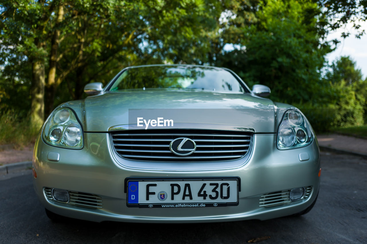 CLOSE-UP OF A CAR ON SIDE-VIEW MIRROR