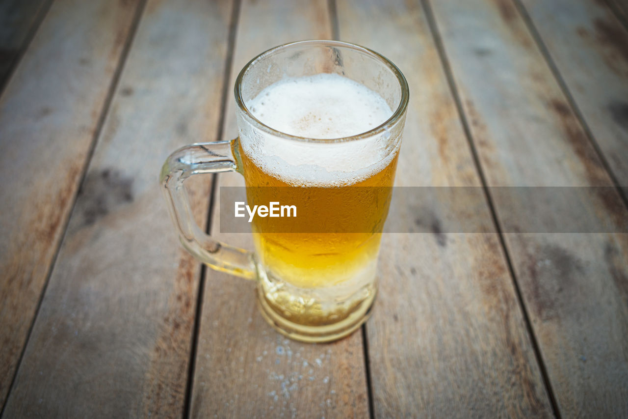 HIGH ANGLE VIEW OF BEER ON TABLE