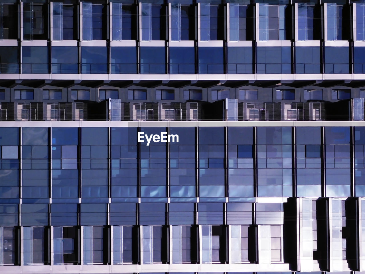 FULL FRAME SHOT OF MODERN BUILDING WITH WINDOWS