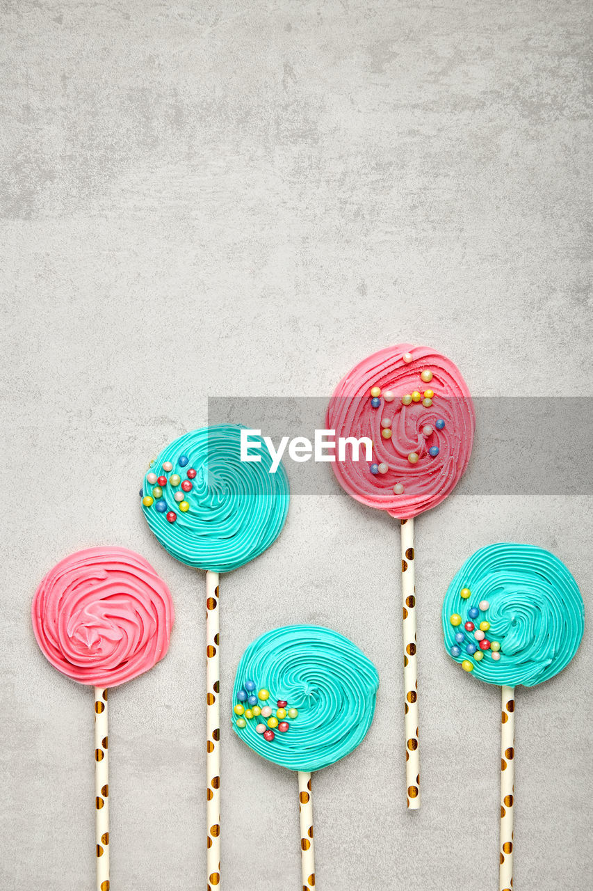 CLOSE-UP OF MULTI COLORED CANDIES ON TABLE