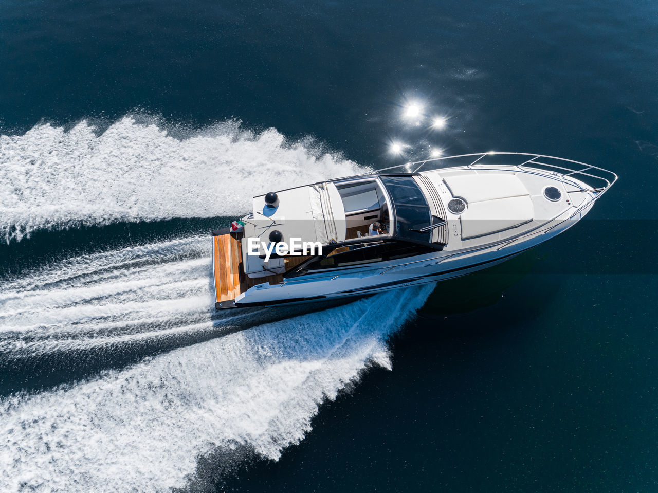 HIGH ANGLE VIEW OF BOAT SAILING ON SEA