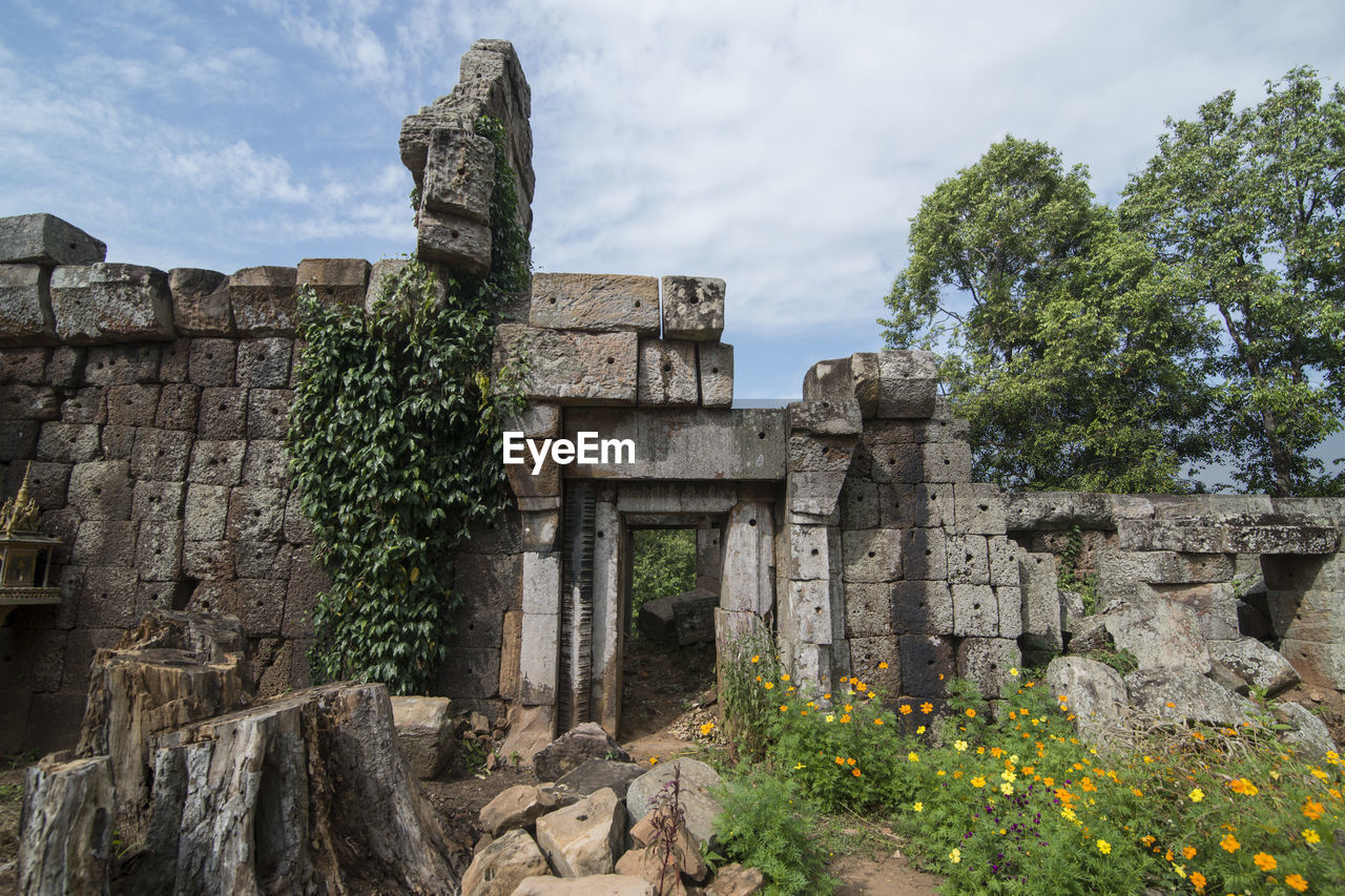 OLD RUIN BUILDING AGAINST SKY