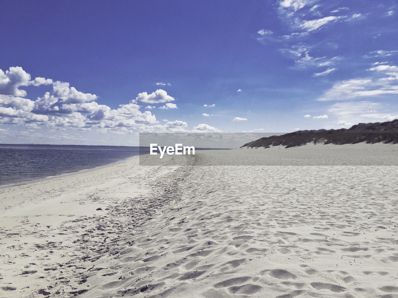 SCENIC VIEW OF BEACH BY SEA AGAINST SKY