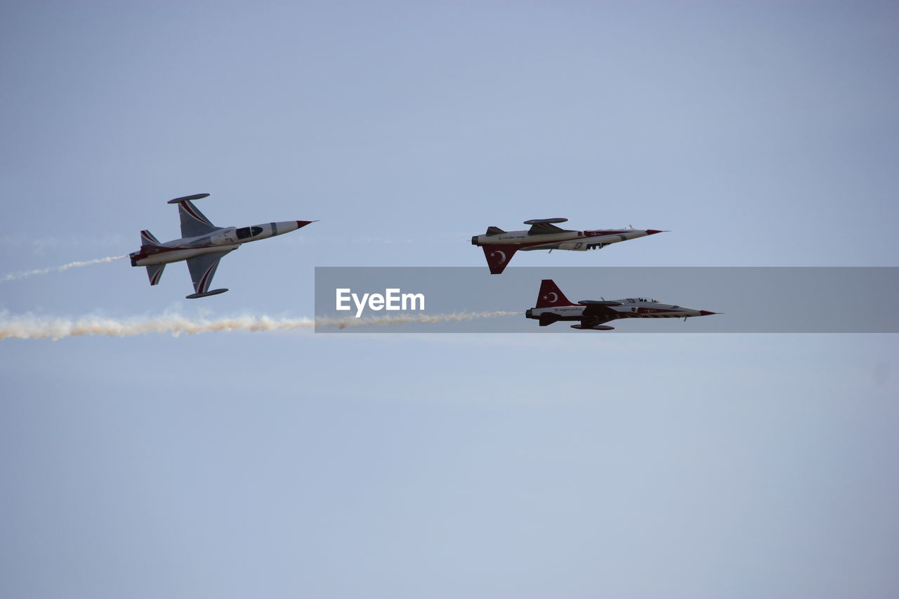 LOW ANGLE VIEW OF AIRPLANE AGAINST CLEAR SKY