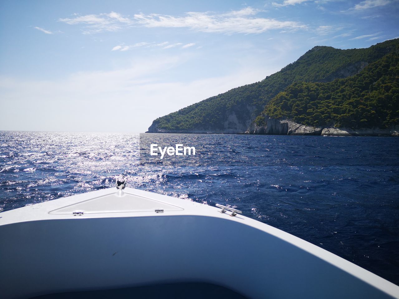 SCENIC VIEW OF SEA BY MOUNTAIN AGAINST SKY