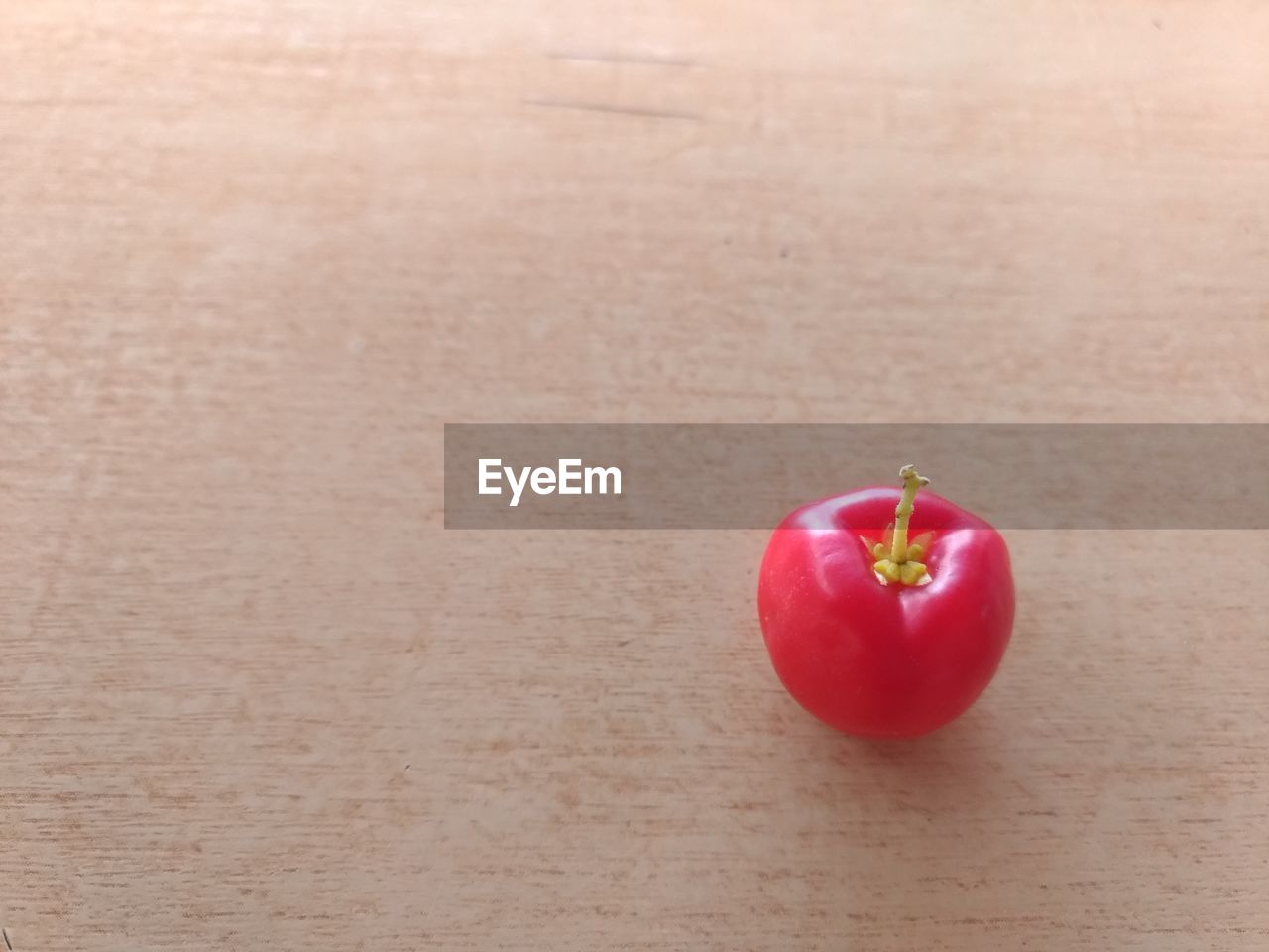 CLOSE-UP OF RED FRUIT ON TABLE