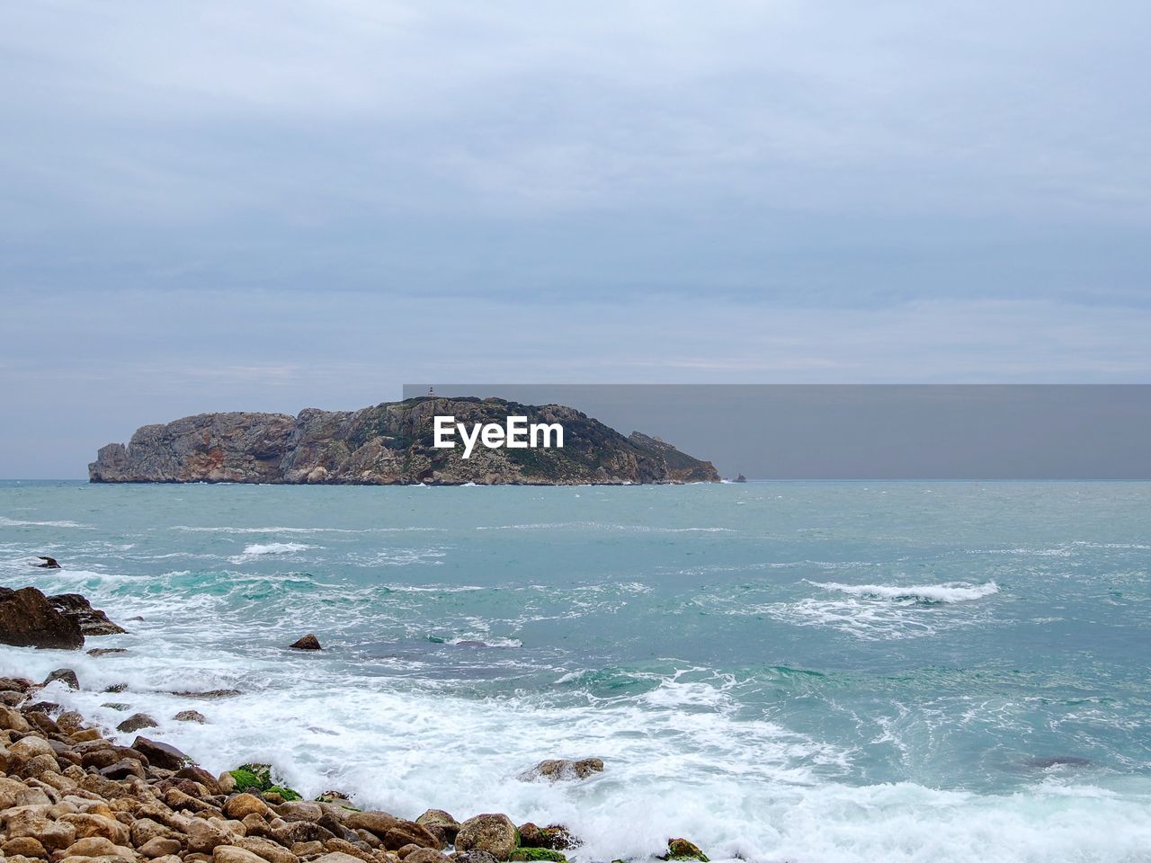 SCENIC VIEW OF ROCKS ON SEA AGAINST SKY