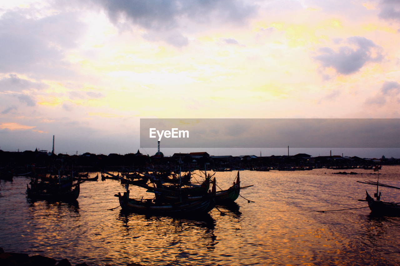 BOATS IN SEA AGAINST SKY DURING SUNSET